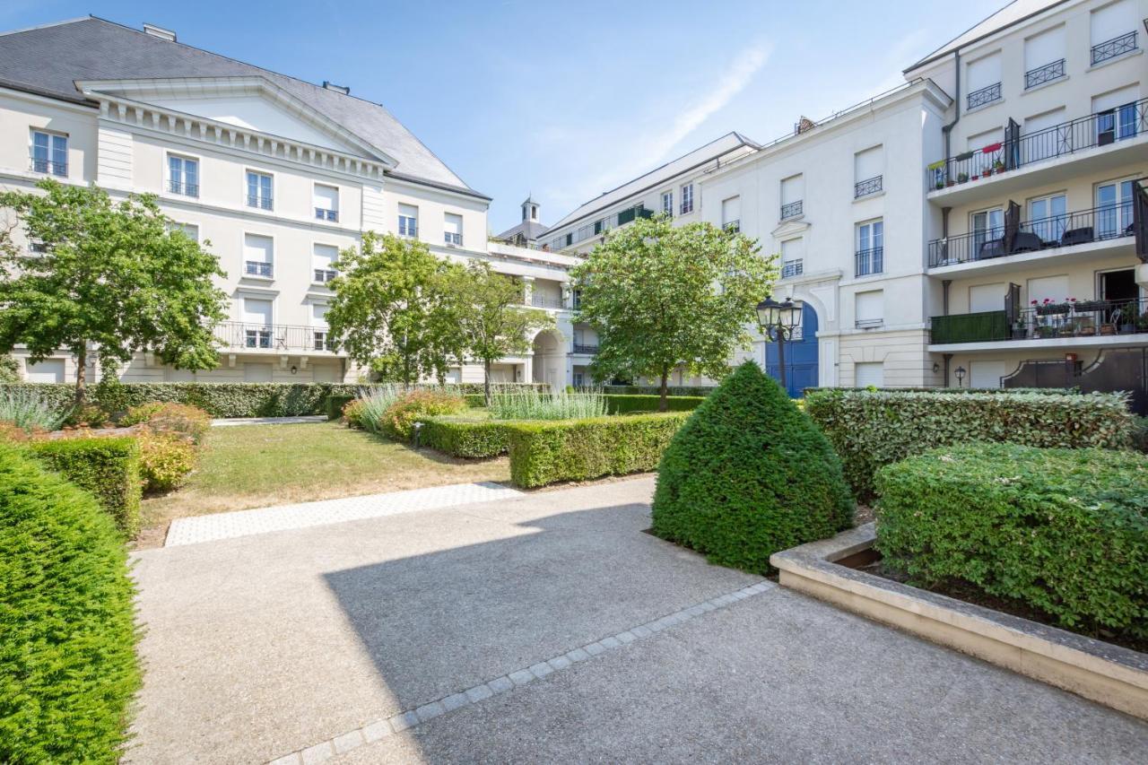 Appartement Pluto's Place By Plaza Serris